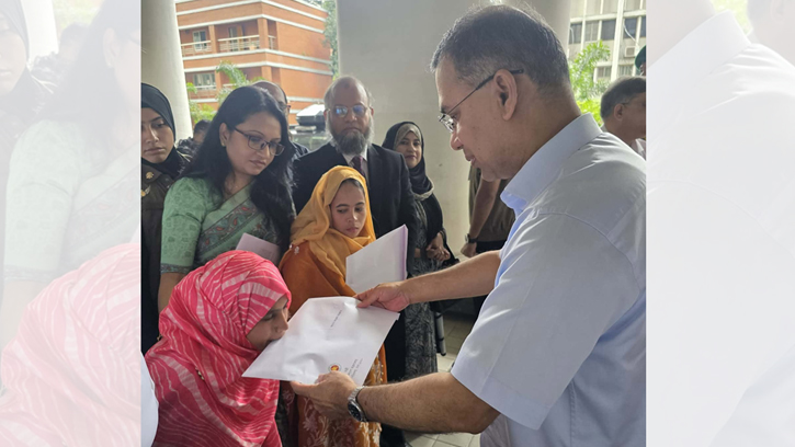 প্রধানমন্ত্রীর হাত থেকে চাকরির নিয়োগপত্র পেলেন তিন প্রতিবন্ধী