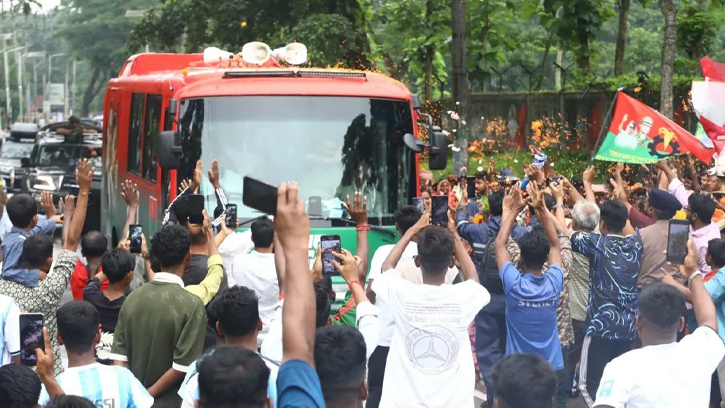 বৃষ্টি উপেক্ষা করে প্রধানমন্ত্রীকে ফুল দিয়ে বরণ চা শ্রমিকদের