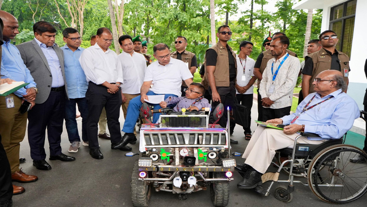 ওয়াকিমুল ইসলামের তৈরি স্মার্ট কারে চড়লেন প্রধানমন্ত্রী তারেক রহমান