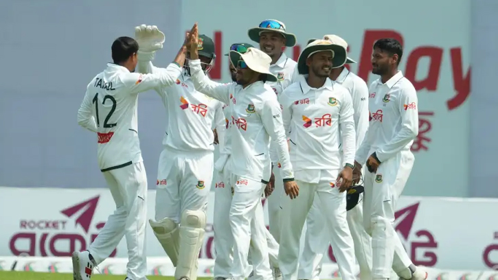 বোলিং তোপে পাকিস্তান ধস, ৪৬ রানের লিড বাংলাদেশের