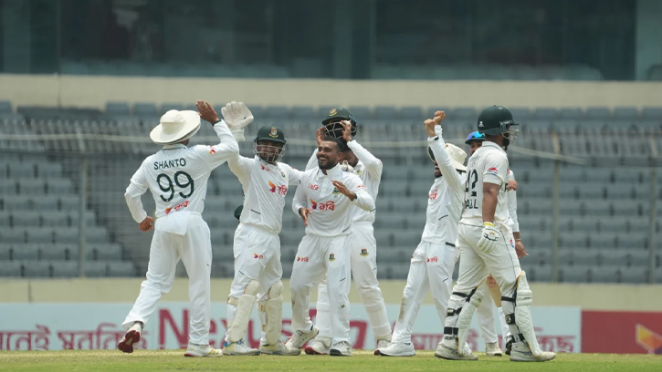 মাত্র ৪ রানে ৩ উইকেট, ম্যাচে দারুণ প্রত্যাবর্তন বাংলাদেশের