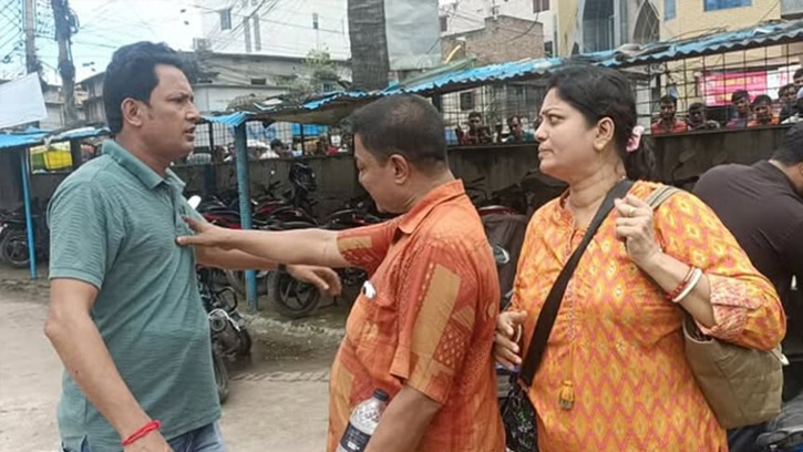 যশোর থানায় নারীকে ঘিরে দুই স্বামীর ধস্তাধস্তি