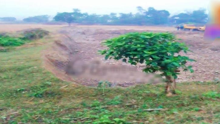 কুলাউড়ায় ফসলি জমিতে জোরপূর্বক মাটি কাটায় থানায় অভিযোগ