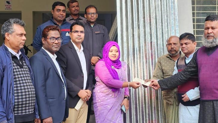 মান্দায় অগ্নিকাণ্ডে ক্ষতিগ্রস্ত দুই পরিবারকে আর্থিক সহায়তা ও ঢেউটিন প্রদান