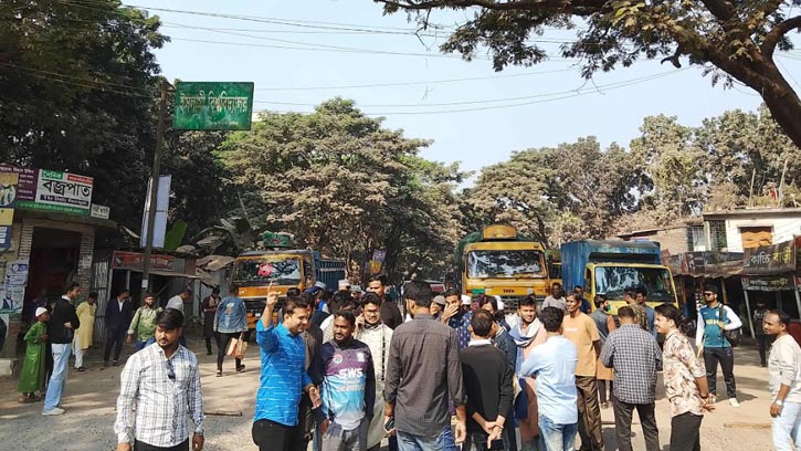কুষ্টিয়া-ঝিনাইদহ মহাসড়ক সংস্কারের দাবিতে ইবি শিক্ষার্থীদের অবস্থান কর্মসূচি 