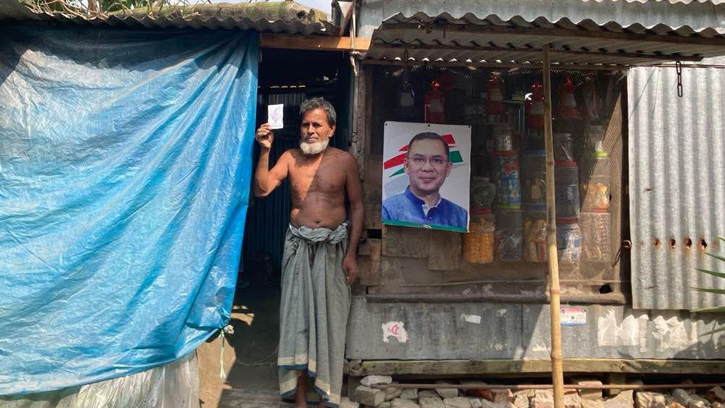 তারেক রহমানের ছবি টানিয়ে প্রশংসায় দোকানী