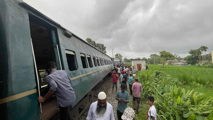 পদ্মরাগের ৬ বগি লাইনচ্যুত, ট্রেন চলাচল বন্ধ