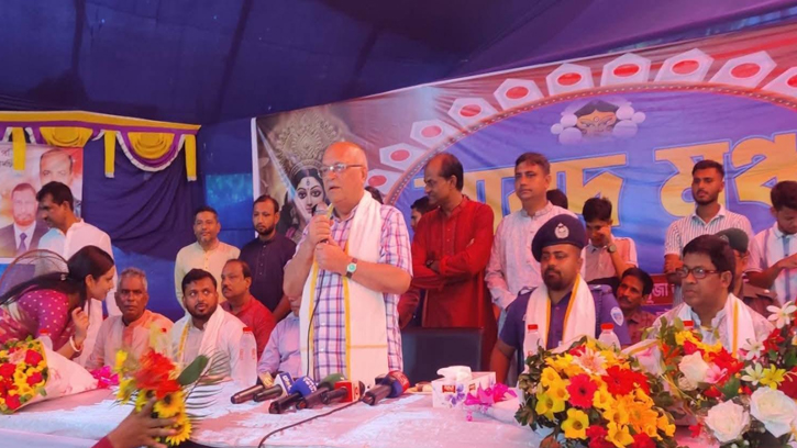 সীতাকুণ্ডে পূজা মণ্ডপ পরিদর্শনে উপদেষ্টা ফারুক-ই-আজম