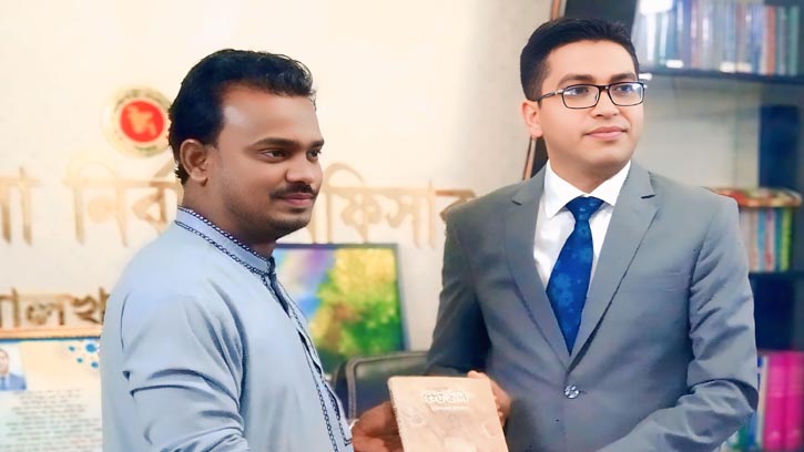 ইউএনও মোঃ রহমত উল্লাহর হাতে বিনয়বাঁশী শিল্পীগোষ্ঠীর বই হস্তান্তর