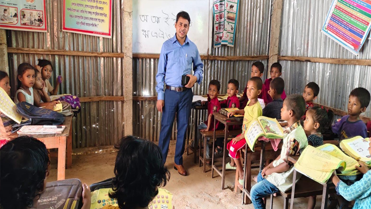 শ্রেণিকক্ষে ইউএনও: শিক্ষার্থীদের সঙ্গে ক্লাস নিলেন রতন কুমার অধিকারী
