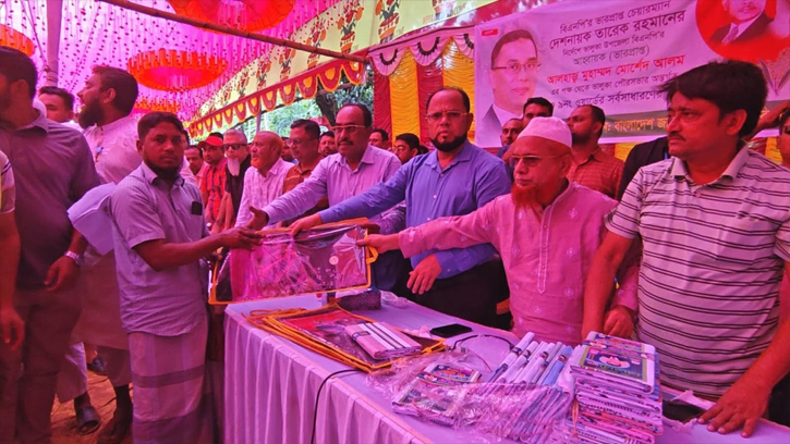 ভালুকায় অস্বচ্ছল মানুষের মাঝে শাড়ি ও লুঙ্গি বিতরণ