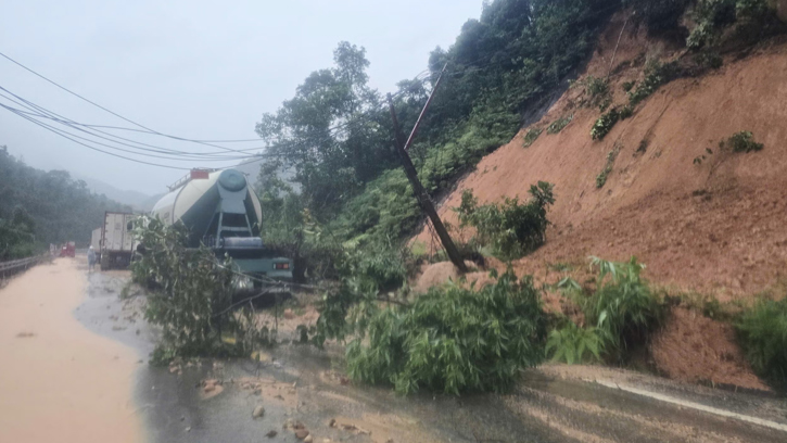 Fatal landslide in Vietnam engulfs bus, six lose lives
