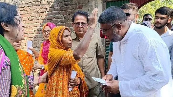 বাড়ি বাড়ি গিয়ে ভোট চাইলেন বিএনপি প্রার্থী মাসুদ রানা