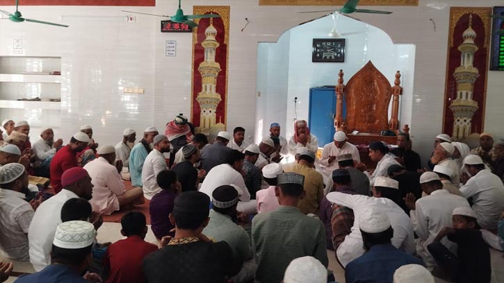 ধনিয়া ইউনিয়নে বেগম খালেদা জিয়ার রোগমুক্তি কামনায় দোয়া মাহফিল 