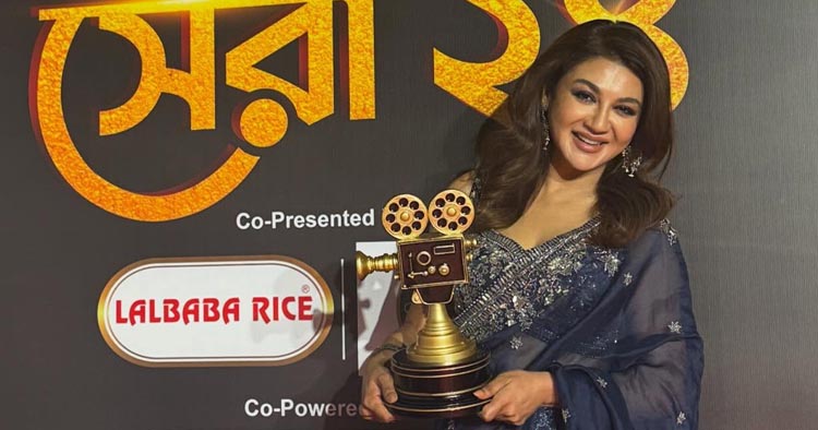 কলকাতায় ‘বিনোদনের সেরা ২৪’ অ্যাওয়ার্ডে সেরা অভিনেত্রীর সম্মাননা পেলেন জয়া