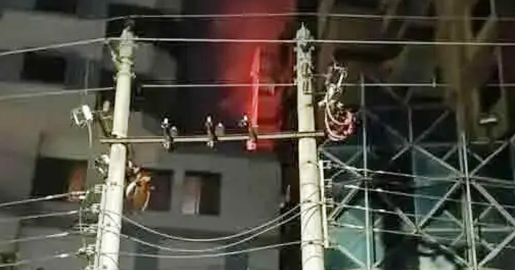 কাঁটাবনের বহুতল ভবনে আগুন, দগ্ধ দুই যুবকের মৃত্যু