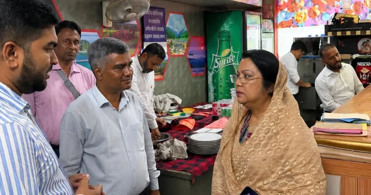 ক্যান্টিনের খাবার, পরিচ্ছন্নতা ও সেবার মান যাচাই করলেন পর্যটনমন্ত্রী
