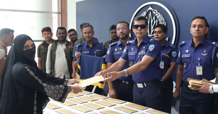 চট্টগ্রামে হারানো ১০১ মোবাইল উদ্ধার, মালিকদের হাতে তুলে দিল পুলিশ