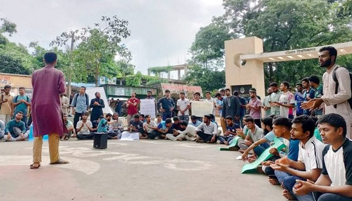 চবিতে সংঘর্ষের ঘটনায় সব পরীক্ষা স্থগিত 