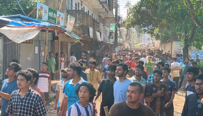 চবিতে ৩ ঘণ্টা ধরে চলছে সংঘর্ষ, নেই পুলিশ