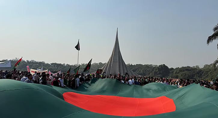 জাতীয় স্মৃতিসৌধে মানুষের ঢল