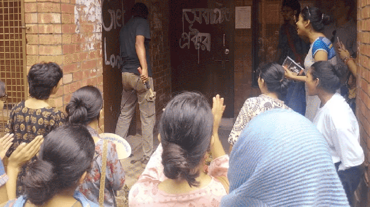 জাবিতে ধর্ষণচেষ্টার অভিযোগ, প্রক্টর কার্যালয়ে তালা দিলেন শিক্ষার্থীরা