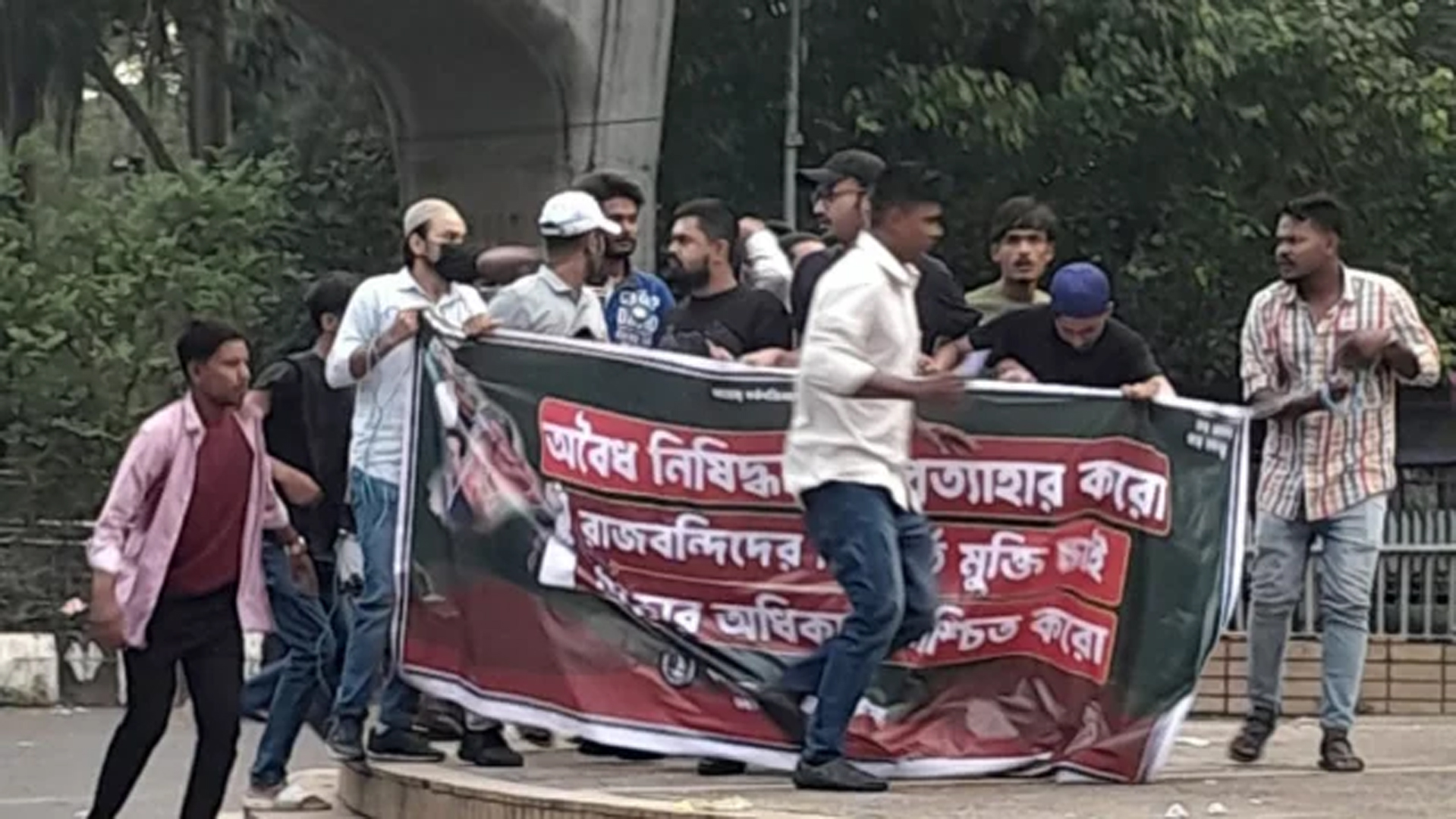 টিএসসি এলাকায় ছাত্রলীগের ঝটিকা শোডাউন, ২ জন গ্রেফতার