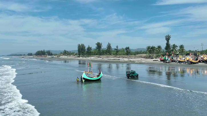 নীল জলরাশি ও নির্জনতার হাতছানি: টেকনাফ সমুদ্র সৈকতে একদিন