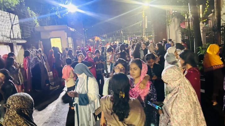 ঢাবি হলে মধ্যরাতের বিক্ষোভ, পরিস্থিতি উত্তপ্ত