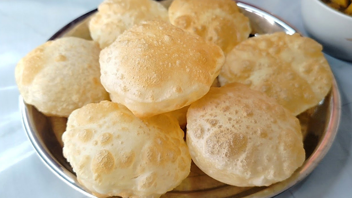 বিশেষ দিনে পরিবারের টেবিলে চাই ফুলকো লুচি