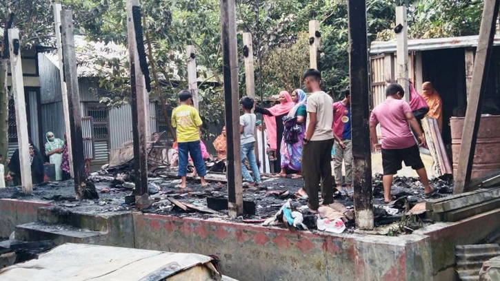 তিন সন্তানকে বাঁচিয়ে আগুনে প্রাণ গেল স্বামী-স্ত্রীর