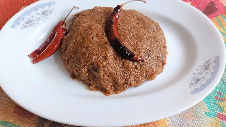 স্বাদ বদলাতে পাতে রাখুন ভিন্নধর্মী তিল-নারিকেল ভর্তা