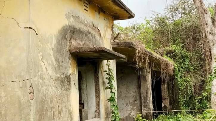 দরজা-জানালাহীন আবহাওয়া অফিস, ধুঁকছে কার্যক্রম