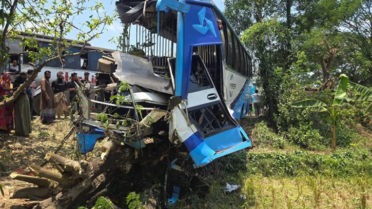 দুই বাসের মুখোমুখি সংঘর্ষে প্রাণ গেল ৪ জনের