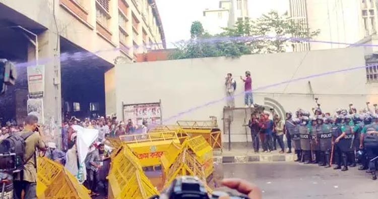 সাউন্ড গ্রেনেড ও জলকামানে নন-এমপিও শিক্ষকরা ছত্রভঙ্গ