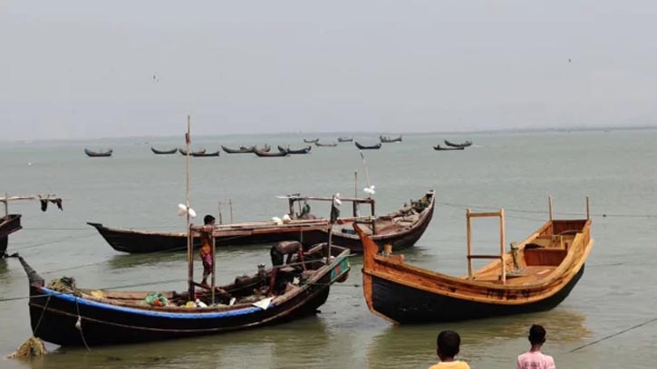 নাফ নদীতে আরাকান আর্মির অভিযান, আটক ১৩ জেলে