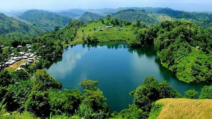 নীলাভ পানির রহস্যময় বগা লেক