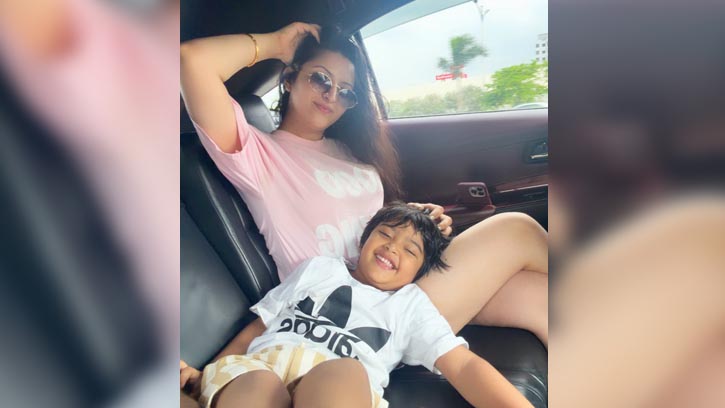 ছেলেকে নিয়ে শুটিংয়ে পরীমনি,শেয়ার করলেন ছবি 