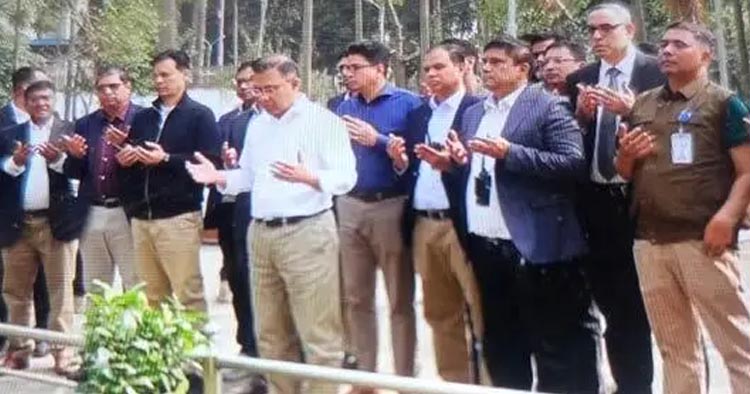 পিলখানার শহীদ সেনা কর্মকর্তাদের কবর জিয়ারত করলেন তারেক রহমান