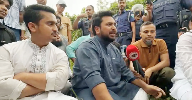 পুলিশি বাধায় আটকে এনসিপি, ‘মামলা না করে ফিরব না’ বললেন নাহিদ