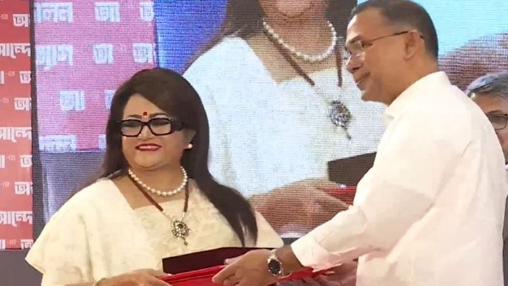 প্রধানমন্ত্রীর হাতে একুশে পদকে সম্মানিত হলেন ববিতা