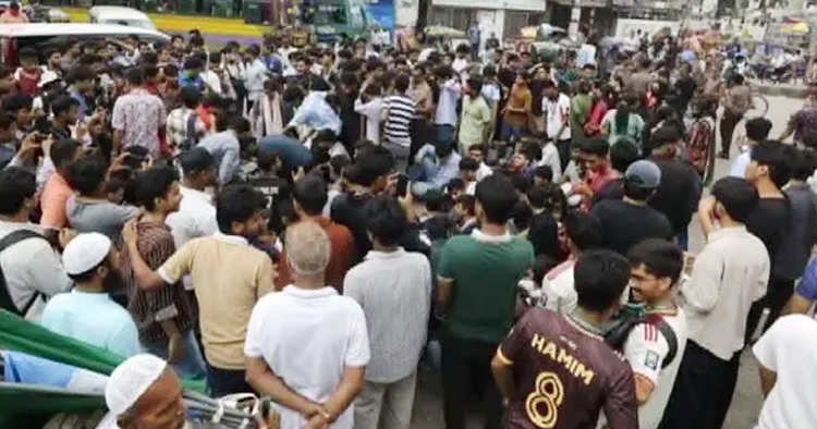 প্রশ্নপত্রে ভুল ও পরীক্ষা স্থগিতের দাবিতে বিক্ষোভ