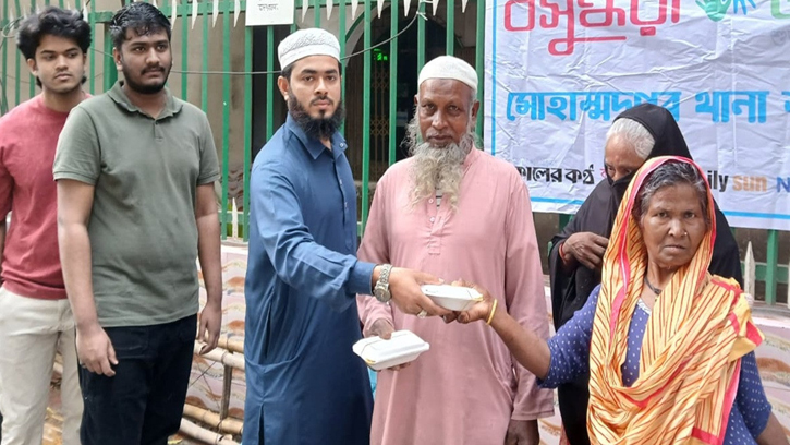 বসুন্ধরা শুভসংঘের উদ্যোগে মোহাম্মদপুরে ইফতার বিতরণ