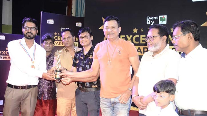 বিশেষ  সম্মাননা পেলেন দৈনিক সবুজ বাংলাদেশ সম্পাদক মোহাম্মদ মাসুদ