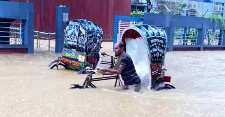 ভারী বর্ষণে ডুবেছে চট্টগ্রাম, দুর্ভোগে লাখো মানুষ