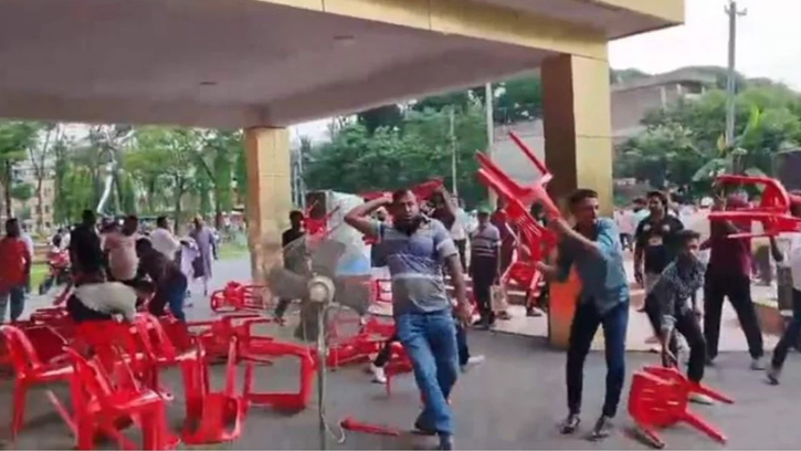 ভিসির পদত্যাগ দাবিতে পবিপ্রবিতে হামলা, আহত ১০ জন