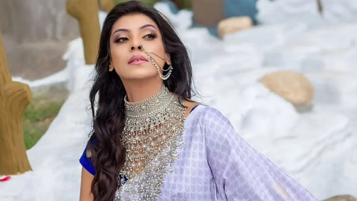 সোশ্যাল মিডিয়ায় ভুয়া আইডি নিয়ে মৌর হুঁশিয়ারি