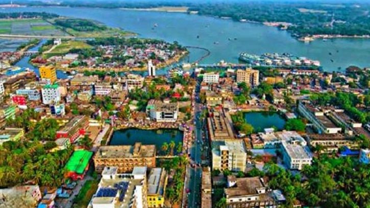 মাটি দেবে যাওয়ায় হুমকির মুখে বরিশাল