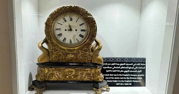 মসজিদে নববীর প্রাচীন ঘড়ি এখন মক্কার দর্শনার্থীদের আকর্ষণ