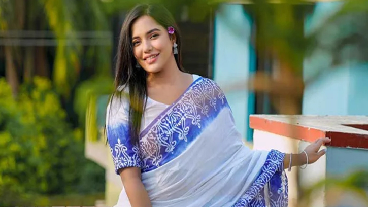 ব্যস্ত শিডিউলের মধ্যে বিরতি নিলেন মাহি